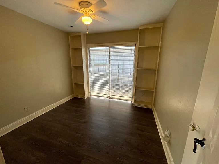 7906 Pecan Villas Dr — Photo 7