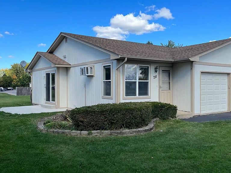 718 Oakton Rd — Photo 1