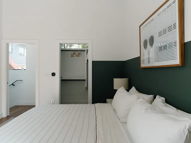 1210 E 10th St — Photo 11