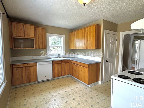 5th image of 1204 NE 62nd Ave
