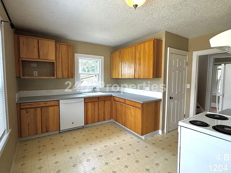 1204 NE 62nd Ave — Photo 5