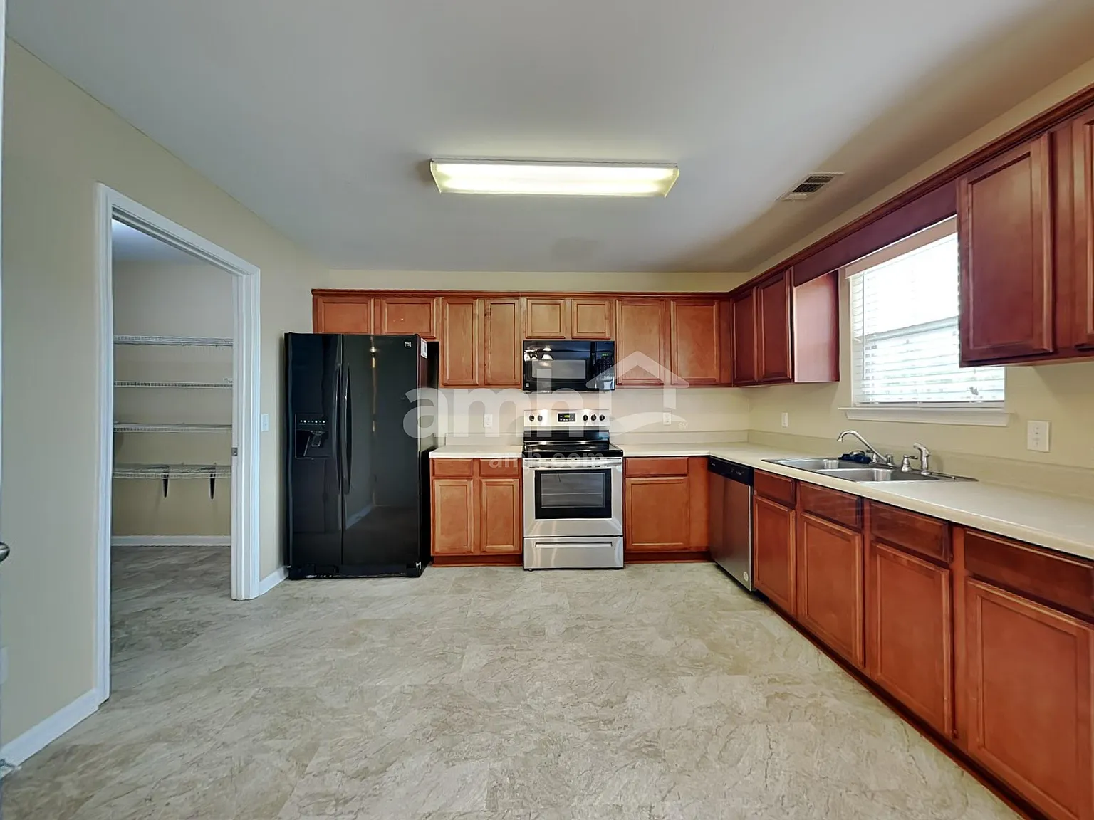 3 bed, 2.5 bath, 2020 sqft, $2,310 — Photo 3