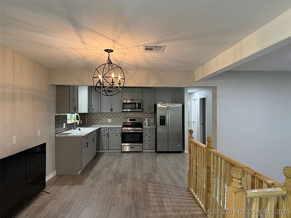 5th image of 511 E Blair Ave