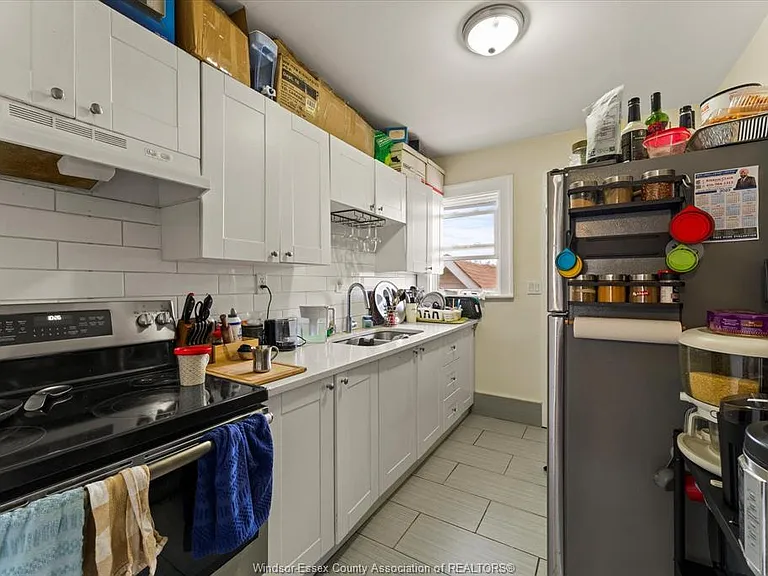 890 Howard Ave — Photo 32