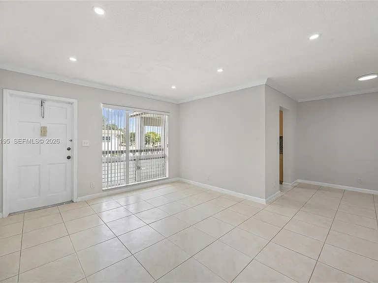 5450 Hollywood Blvd #202 — Photo 3