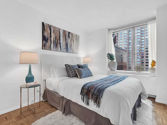 4th image of 61 W 62nd St #14N1