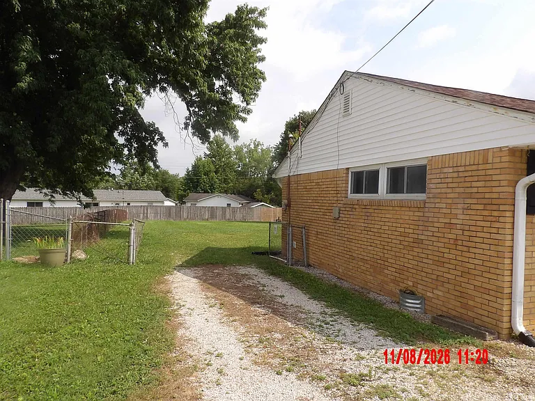 810 W Lincoln St — Photo 2