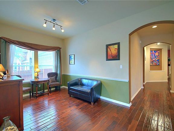 5th image of 733 Edwards Walk Dr