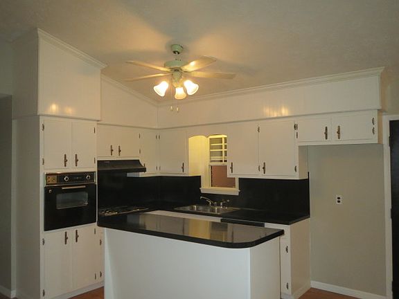 3rd image of 115 Lynn Leigh Ln