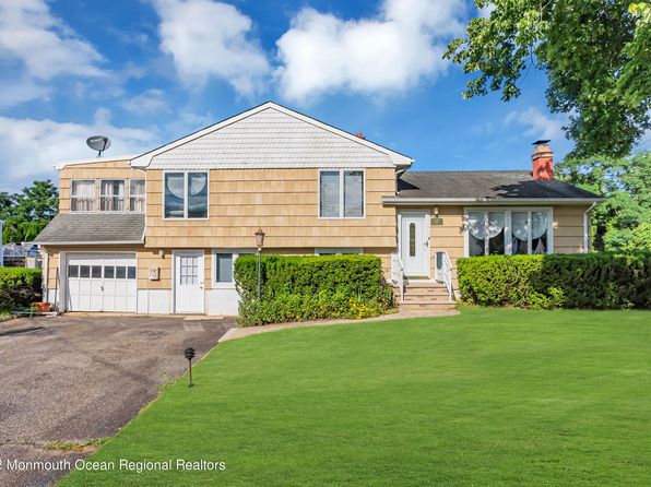 17 Johnston St, Oakhurst, NJ 07755