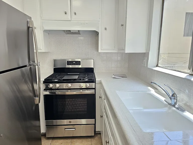 1202 N Fuller Ave #7 — Photo 6