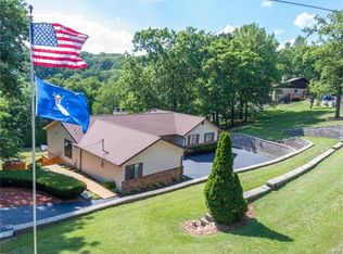 1095 Riverview Manor Dr, Fenton, MO 63026