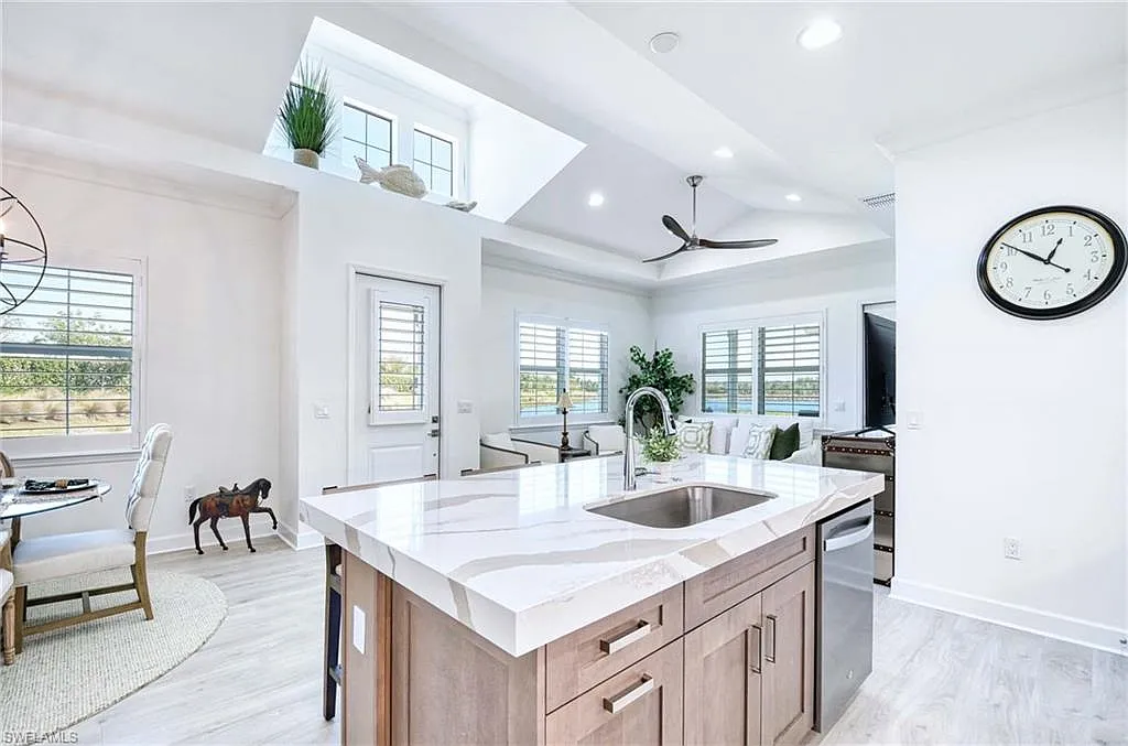 2 bed, 2.0 bath, 1472 sqft, $7,500 — Photo 3