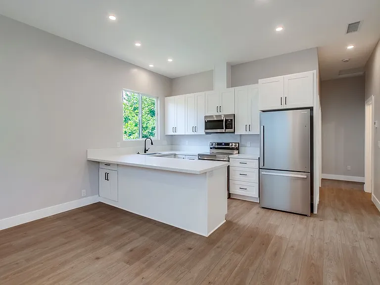 754 W 9th Ave — Photo 15