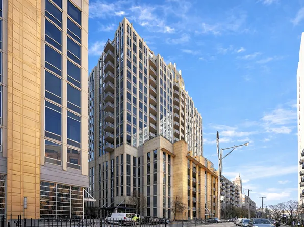 720 N Larrabee St APT 1711, Chicago, IL 60654