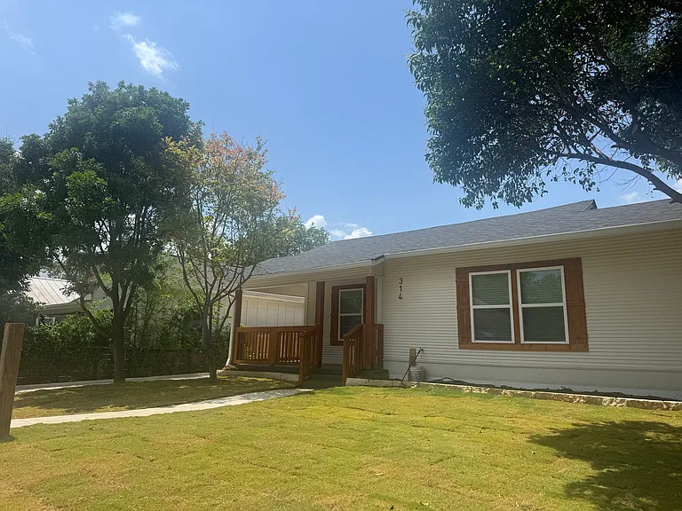 314 Lone Star Blvd — Photo 3
