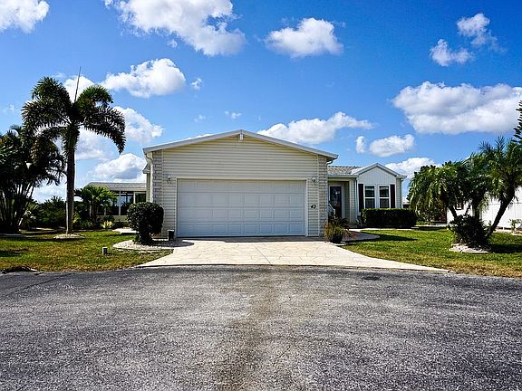 Cal-De-Sac Front View.