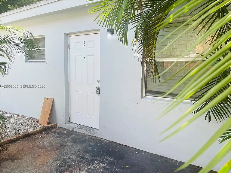 529 SW 3rd St #3 — Photo 1