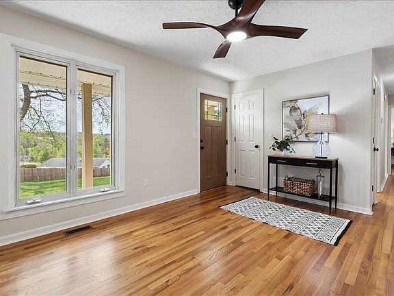 4th image of 490 Sunnyside Ln