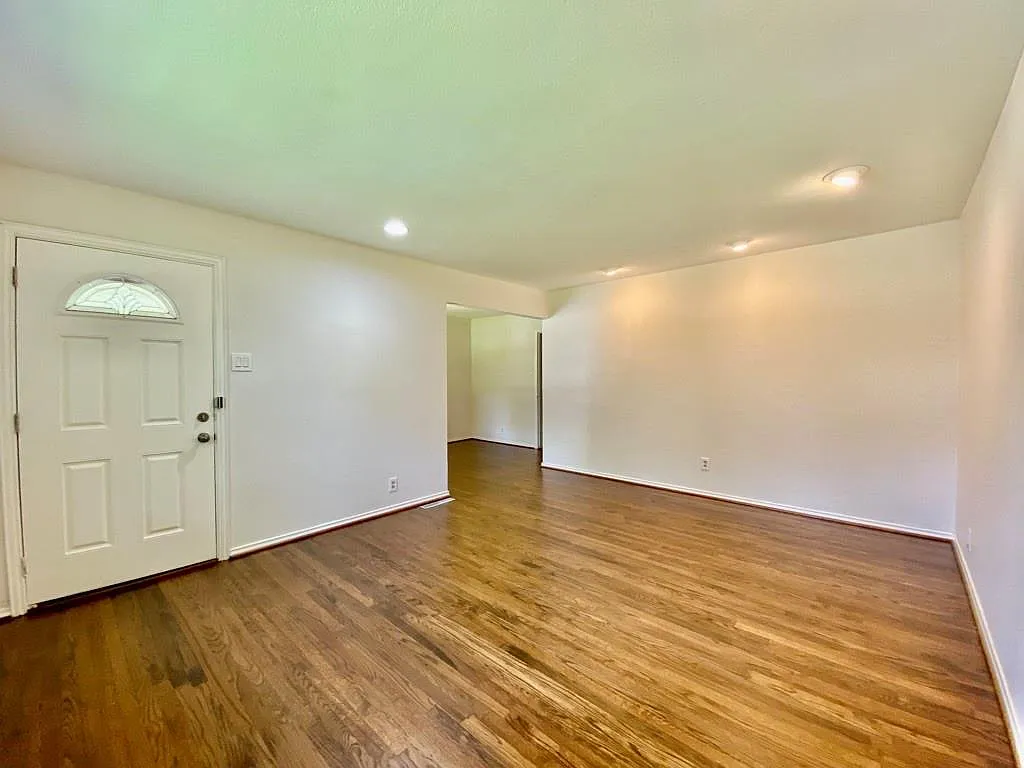 3 bed, 1868 sqft, $2,650 — Photo 2
