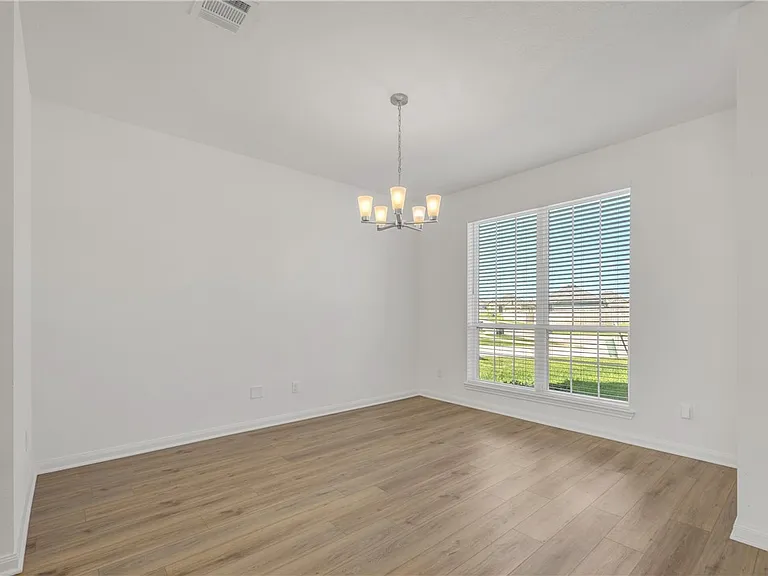 1386 Kingsgate Dr — Photo 12
