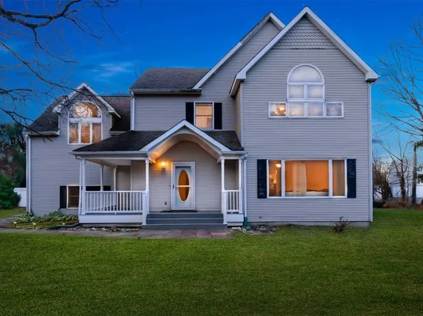 60 Hallock Landing Rd, Rocky Point, NY 11778