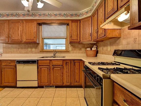 3rd image of 2678 Saginaw Dr
