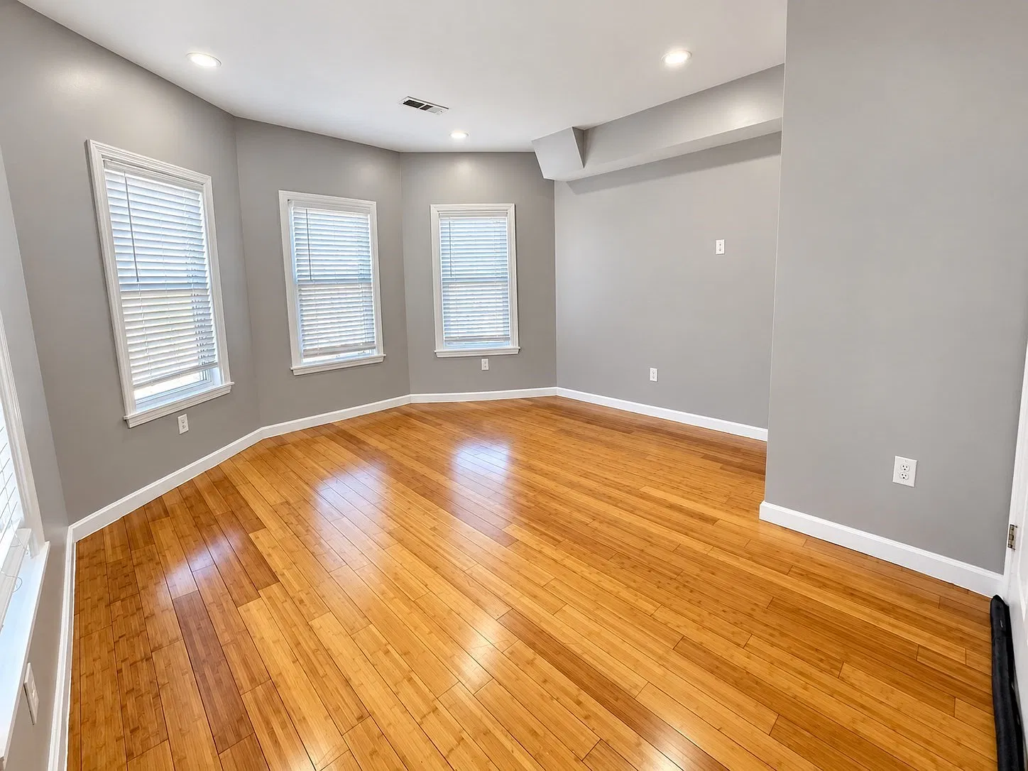 3 bed, 2.0 bath, 1133 sqft, $2,400 — Photo 4