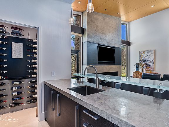 5th image of 1675 Robson Rd