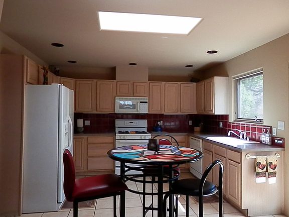 Kitchen & breakfast area