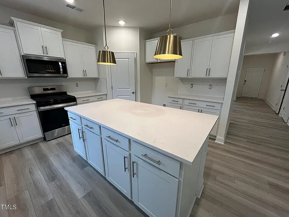 4 bed, 2692 sqft, $2,300 — Photo 3