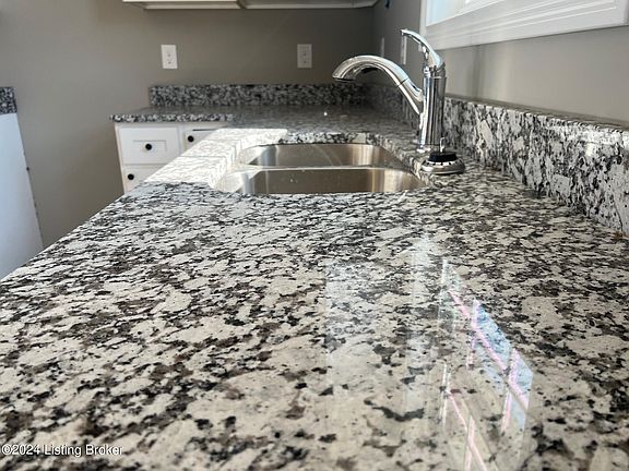 4th image of 110 Amarillo Ln