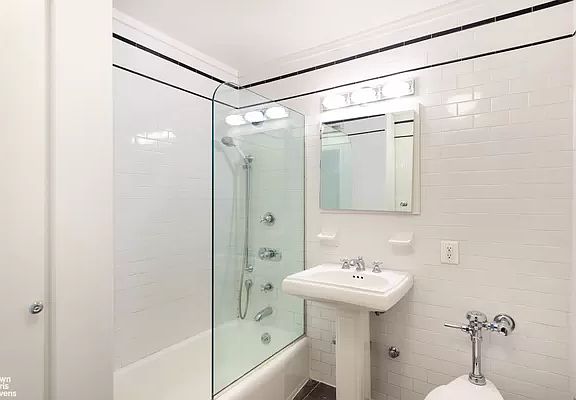5th image of 207 E 74th St APT 6G