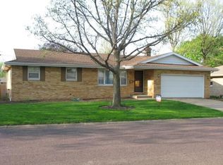 304 Lakeside Ave, Pekin, IL 61554
