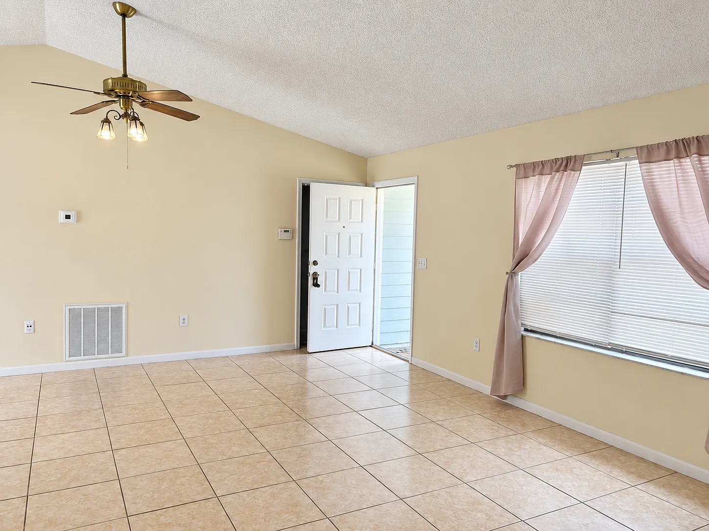 3 bed, 1056 sqft, $1,800 — Photo 3