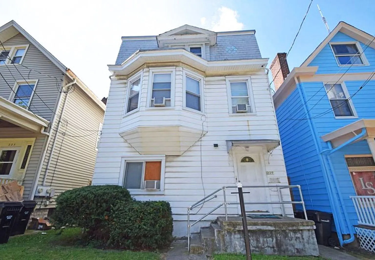 2 bed, 1.0 bath, 1048 sqft, $1,575 — Photo 1