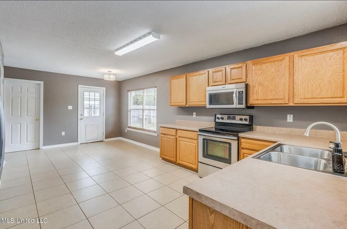4 bed, 2008 sqft, $2,300 — Photo 3
