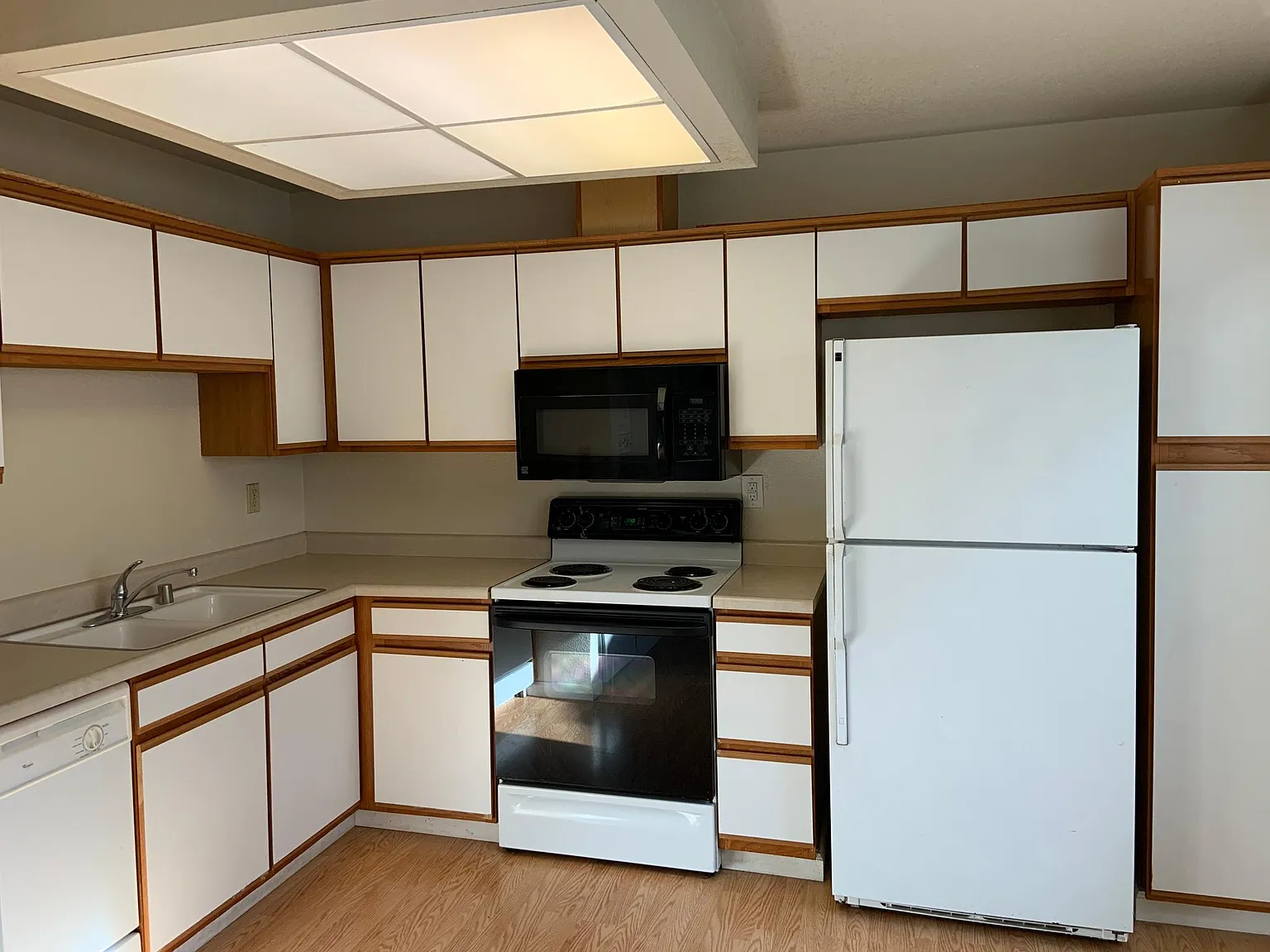 2 bed, 871 sqft, $2,690 — Photo 1