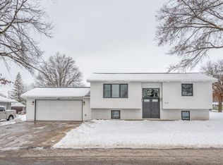 1412 3rd St NE, Independence, IA 50644