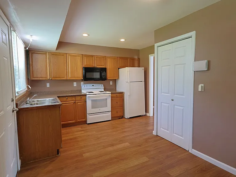 325 Caithness Rd — Photo 11