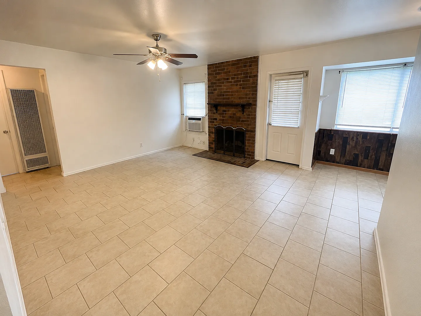 3 Bedroom/1 Bath Garden Court East — Photo 2