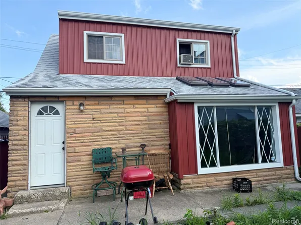 2620 Zinow St, Hamtramck, MI 48212