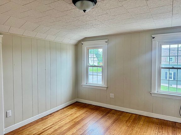 4th image of 556 Brayton Ave
