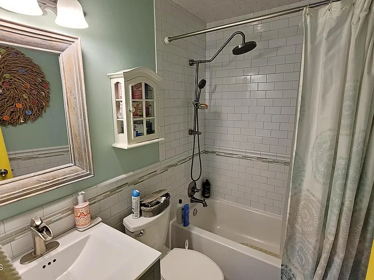 115 Charles Blvd — Photo 9