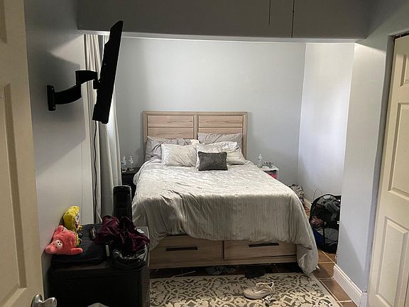 4th image of 706 W Blount St #D