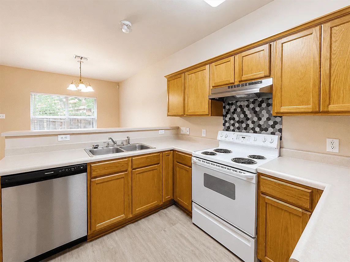 3 bed, 2.5 bath, 1475 sqft, $1,595 — Photo 3