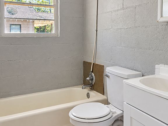 4th image of 712 Burke Ave APT B