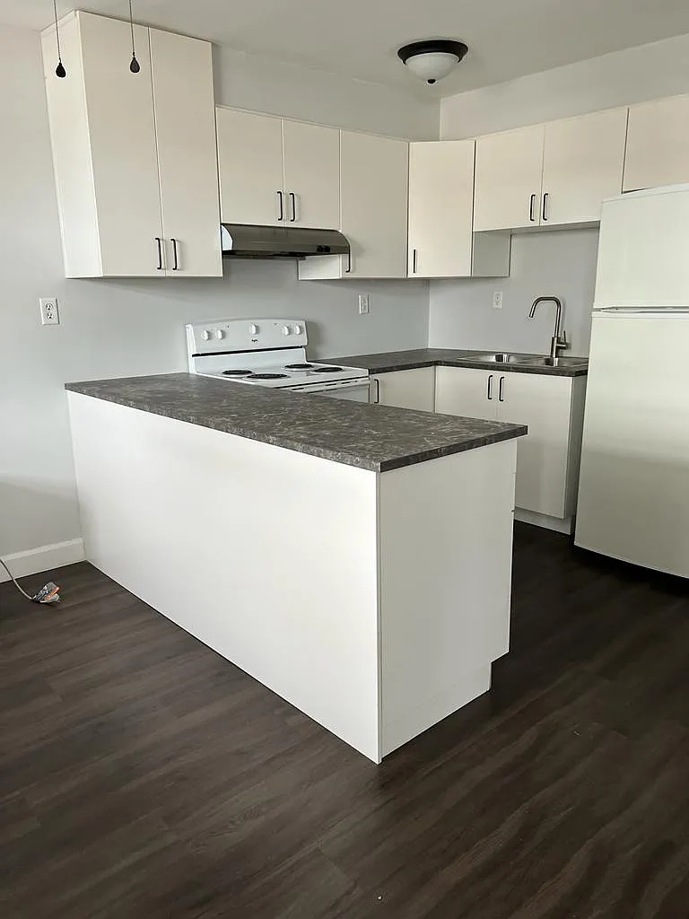 24 Fairview Ave — Photo 1