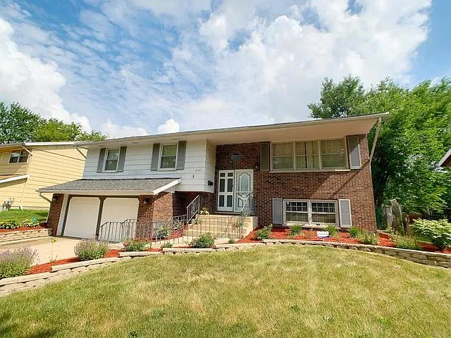 3420 Birchwood Dr photo 1