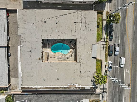 4th image of 12755 Vanowen St